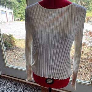 Elegant White Ribbed Sweater excellent used condition, size medium
